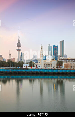 Kuwait, Kuwait City, City Skyline im Hafen widerspiegelt Stockfoto