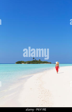Frau auf Sandbank, Rasdhoo Insel, Nord Ari Atoll, Malediven (MR) Stockfoto