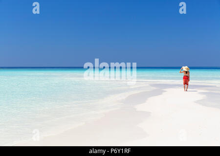 Frau auf Sandbank, Rasdhoo Insel, Nord Ari Atoll, Malediven (MR) Stockfoto