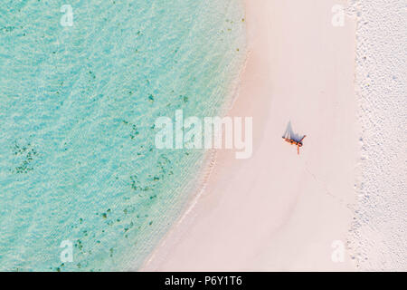 Antenne drone Ansicht der Frau an einem Sandstrand, Malediven (MR) Stockfoto