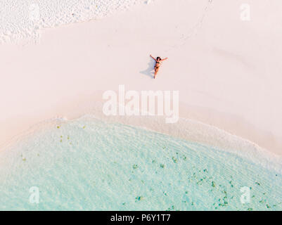 Antenne drone Ansicht der Frau an einem Sandstrand, Malediven (MR) Stockfoto