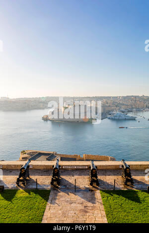 Malta, South Eastern Region, Valletta. Der Blick über den Grand Harbour zu den drei Städten aus der ehrenkompanie Batterie am oberen Barrakka Gardens. Stockfoto