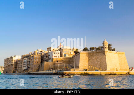 Malta, South Eastern Region, Valletta. Senglea, einer der drei Städte, wie von einem Wassertaxi in Grand Harbour gesehen. Stockfoto