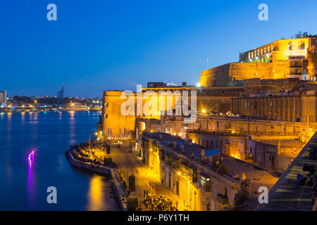 Malta, South Eastern Region, Valletta. Upper Barrakka Gärten und Grand Harbour in der Abenddämmerung. Stockfoto