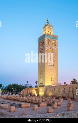 Marokko, Marrakech-Safi (Marrakesh-Tensift-El Haouz) Region, Marrakesch. 12. jahrhundert Koutoubia Moschee in der Abenddämmerung. Stockfoto