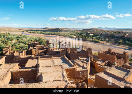 Marokko, Sous-Massa (Sous-Massa - Draa), Ouarzazate Provinz. Blick von uppter Dorf innerhalb von Ksar Ait Ben Haddou (Ait Benhaddou). Stockfoto