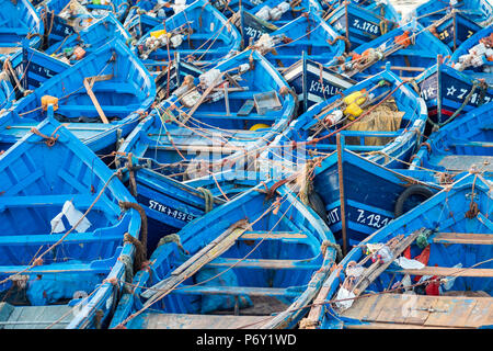 Marokko, Marrakesh-Safi (Marrakesh-Tensift-El Haouz) Region, Essaouira. Fischereihafen in der Morgendämmerung. Stockfoto