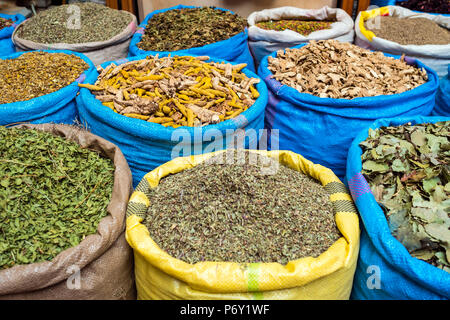 Marokko, Marrakech-Safi (Marrakesh-Tensift-El Haouz) Region, Marrakesch. Getrocknete Kräuter und Gewürze für den Verkauf in der Mellah Spice Market. Stockfoto