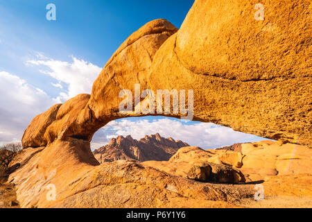 Die Spitzkoppe, Damaraland, Namibia, Afrika. Die Brücke und die Granitgipfel. Stockfoto