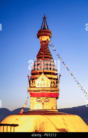 Swayambhunath Tempel (auch bekannt als Monkey Temple) bei Sonnenuntergang, Kathmandu, Nepal Stockfoto