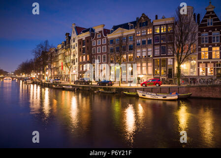 Niederlande, Amsterdam, am Prinsengracht Kanal, Dämmerung Stockfoto