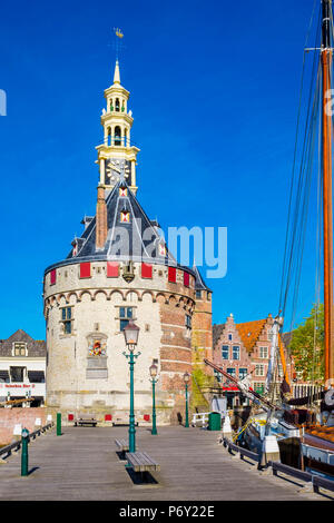 Niederlande, Nordholland, Hoorn. Der Hoofdtoren Turm auf der Binnenhaven Hafen, im Jahre 1532 erbaut. Stockfoto