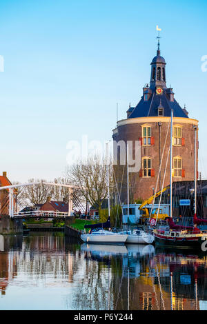 Niederlande, Nordholland, Enkhuizen. Drommedaris Tower, historischen ehemaligen City Gate am Eingang zum Oude Haven (alter Hafen). Stockfoto