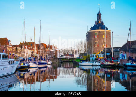 Niederlande, Nordholland, Enkhuizen. Drommedaris Tower, historischen ehemaligen City Gate am Eingang zum Oude Haven (alter Hafen). Stockfoto