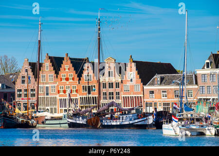 Niederlande, Nordholland, Hoorn. Historische Schiffe und Gebäude auf dem Binnenhaven Hafen. Stockfoto