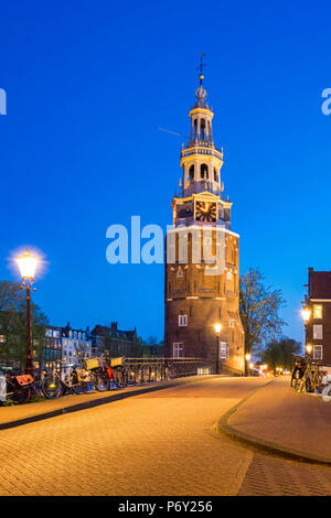 Niederlande, Amsterdam. Montelbaanstoren Turm aus dem 16. Jahrhundert auf oudeschans Kanal. Stockfoto