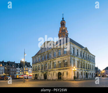 Niederlande, Limburg, Maastricht. Stadhuis Rathaus am Marktplatz in der Abenddämmerung. Stockfoto