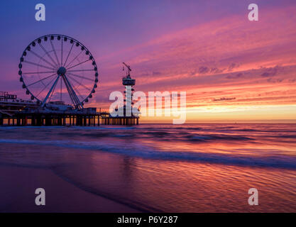 Pier und Riesenrad in Scheveningen, Sonnenuntergang, Den Haag, Südholland, Niederlande Stockfoto