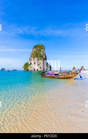 Longtail Boote auf Phra Nang Beach, Railay Halbinsel, Provinz Krabi, Thailand Stockfoto