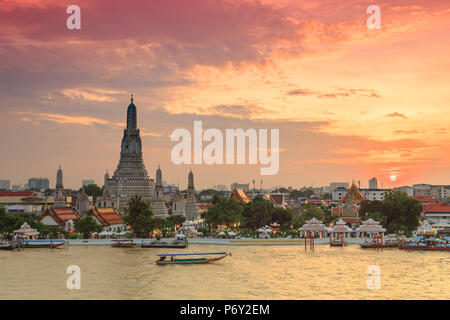 Thailand, Bangkok, Wat Arun (Tempel der Morgenröte) und Chao Praya Fluss Stockfoto