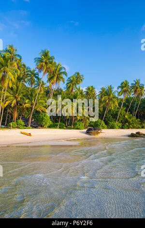 Tropischen Strand auf einer Insel nr Ko Chang, Thailand Stockfoto