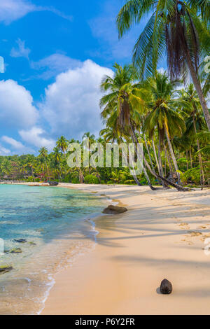 Tropischen Strand auf einer Insel nr Ko Chang, Thailand Stockfoto