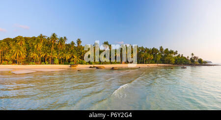 Tropischen Strand auf einer Insel nr Ko Chang, Thailand Stockfoto