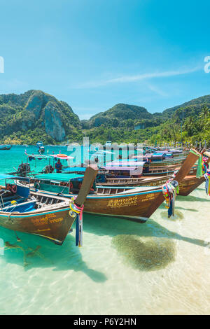 Ao Ton Sai Beach, Ko Phi Phi Don, Provinz Krabi, Thailand. Traditionelle Longtail Boote am Strand. Stockfoto