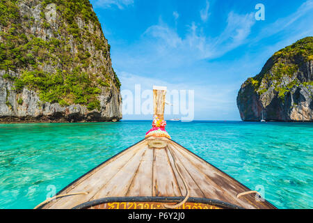 Ao Maya Beach (Maya Bay), Ko Phi Phi Leh, der Provinz Krabi, Thailand. Holzbogen eines long tail Boot. Stockfoto