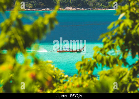 Ko Lipe, Satun Thailand. Traditionelle long tail Boot in türkisfarbenem Wasser. Stockfoto