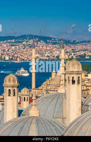 Türkei, Istanbul, Sultanahmet, Kuppeln der Süleymaniye-Moschee (Süleymaniye Camii) Komplex mit Neue Moschee (Yeni Camii) über Stockfoto