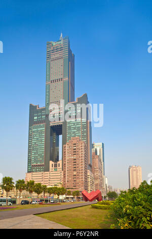 Taiwan Kaohsiung, Singuang Fähre Whar, Blick auf Kaoshiung 85 Sky Tower - Tunex Sky Tower Stockfoto