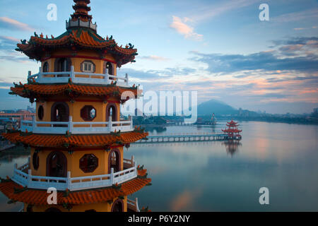 Taiwan Kaohsiung, Lotus Teich, Drache und Tiger Turm Tempel mit Blick auf die Brücke zum Frühjahr und Herbst Pagoden und die Statue von Syuan Tian Kaiser im Hintergrund Stockfoto