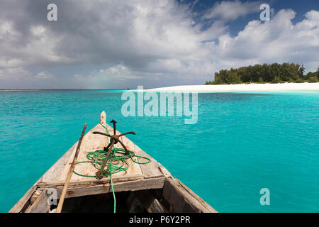 Eine dhow Köpfe in Richtung einer tropischen Insel Resort, Sansibar, Tansania Stockfoto