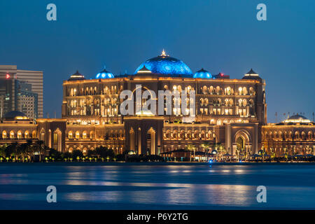 Nacht Blick vom Meer über die Emirates Palace Hotel, Abu Dhabi, Vereinigte Arabische Emirate Stockfoto