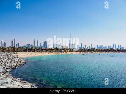 Jumeirah Beach und die Skyline der Stadt, Dubai, Vereinigte Arabische Emirate Stockfoto