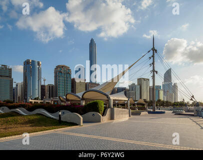 Gehweg von Corniche Road, Abu Dhabi, Vereinigte Arabische Emirate Stockfoto