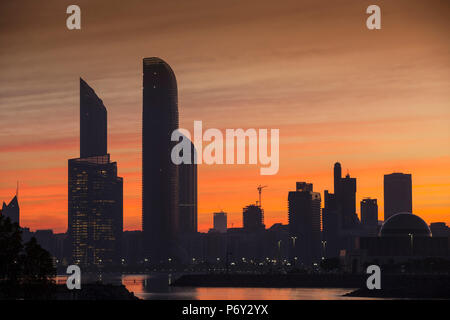Die Vereinigten Arabischen Emirate, Abu Dhabi, Blick auf die Skyline der Stadt bei Sonnenaufgang Stockfoto