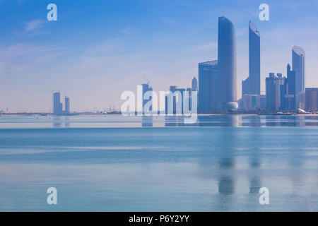 Die Vereinigten Arabischen Emirate, Abu Dhabi, Blick auf die Skyline der Stadt im Persischen Golf widerspiegelt Stockfoto