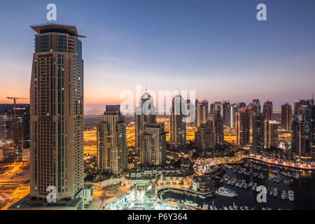 UAE, Dubai, Dubai Marina, erhöhten Blick auf den Yachthafen, Dawn Stockfoto