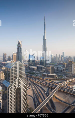 UAE, Dubai, Downtown Dubai, eleavted Blick auf die Sheikh Zayed Road und der Burj Khalifa Tower, das höchste Gebäude der Welt, 2016, Dämmerung Stockfoto