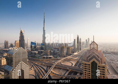 UAE, Dubai, Downtown Dubai, eleavted Blick auf die Sheikh Zayed Road und der Burj Khalifa Tower, das höchste Gebäude der Welt, 2016, Dämmerung Stockfoto