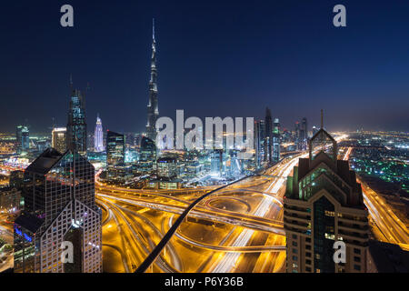 UAE, Dubai, Downtown Dubai, eleavted Blick auf die Sheikh Zayed Road und der Burj Khalifa Tower, das höchste Gebäude der Welt, 2016, Dämmerung Stockfoto