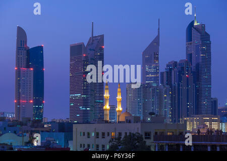 UAE, Dubai, Jumeirah, Wolkenkratzer an der Sheikh Zayed Road, die Skyline von Jumeirah, Dawn Stockfoto