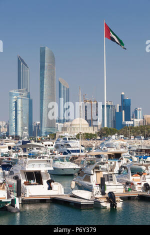 Vae, Abu Dhabi, die Skyline der Stadt entlang der Corniche Stockfoto