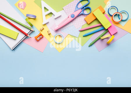 Bunte stationäre Schulmaterial auf Blau Trends Hintergrund, Raum oder Text flach Stockfoto