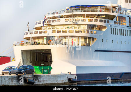Big Boot am Hafen mit Sonnenuntergang Licht/Luxus Yacht/Schiff in den Hafen / Transport mit dem Boot Hafen. Stockfoto