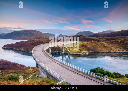 Großbritannien, Schottland, Highlands, Sutherland, Loch ein 'Chairn Bhain, Kylesku, Kylesku Brücke, ein Wahrzeichen an der Nordküste 500 touristische Route Stockfoto