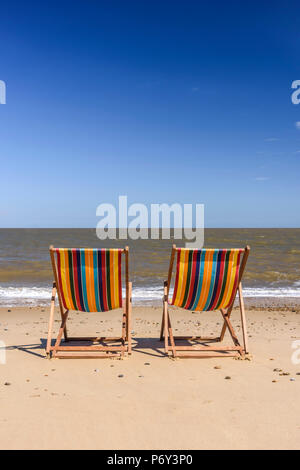 Großbritannien, England, Southwold, Suffolk, Southwold Strand, Liegestühle Stockfoto