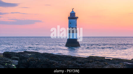 Großbritannien, Wales, Anglesey, Penmon, schwarzen Punkt Penmon Trwyn Du Leuchtturm (Leuchtturm) bei Sonnenaufgang Stockfoto